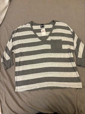 Women’s Striped Scoop-Neck Pocket Tee — Heather Gray & Light Grey
